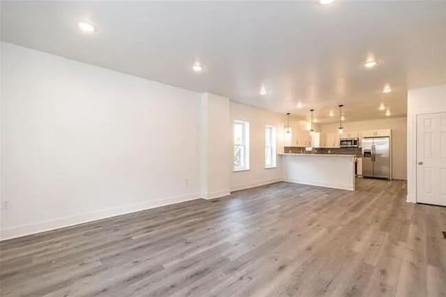 Building Photo - Beautiful 4 Bedroom Newly renovated home!