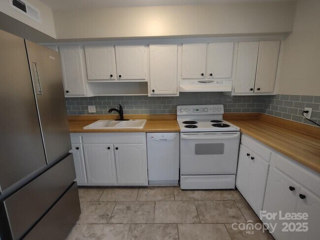 Building Photo - 910 McAlway Rd