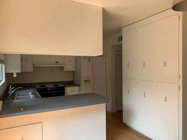 Building Photo - Adorable 3 Bed 1.5 Bath Covell Commons Condo ( fall Rental )