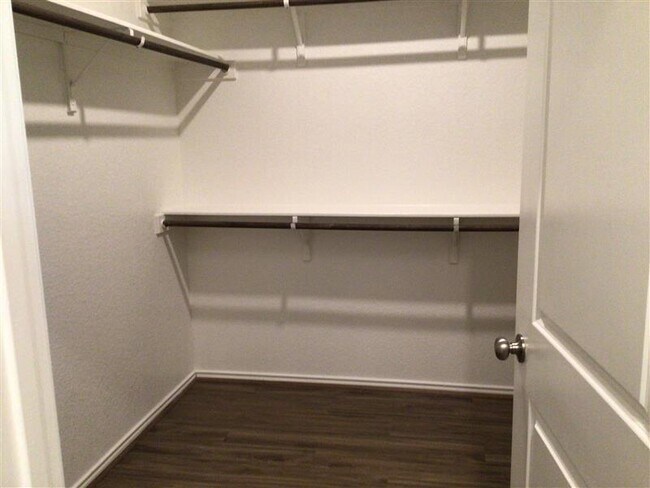 Building Photo - 900 Piney Cove