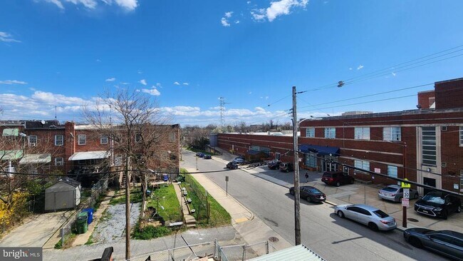 Building Photo - 2527 Kirk Ave