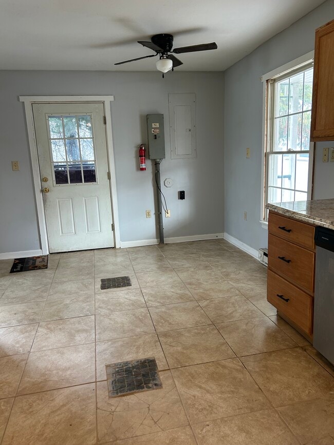 Building Photo - 201 Lock St