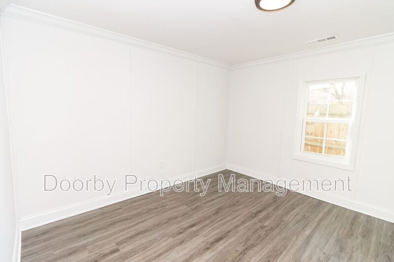 Building Photo - 921 East Ave