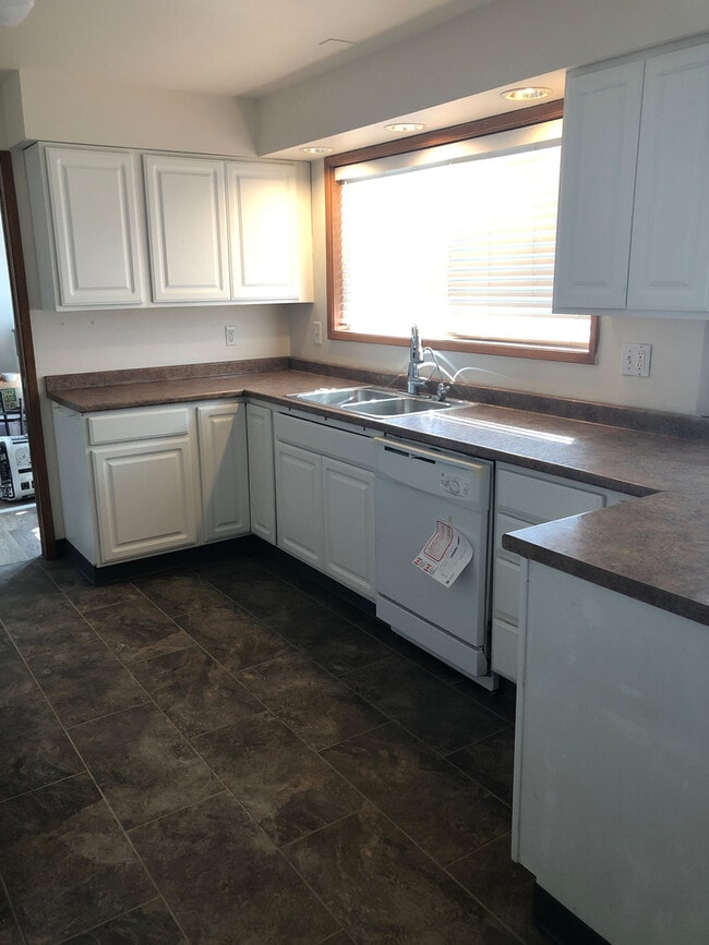 Building Photo - 3 Bedromm, 2 Bathroom Duplex!