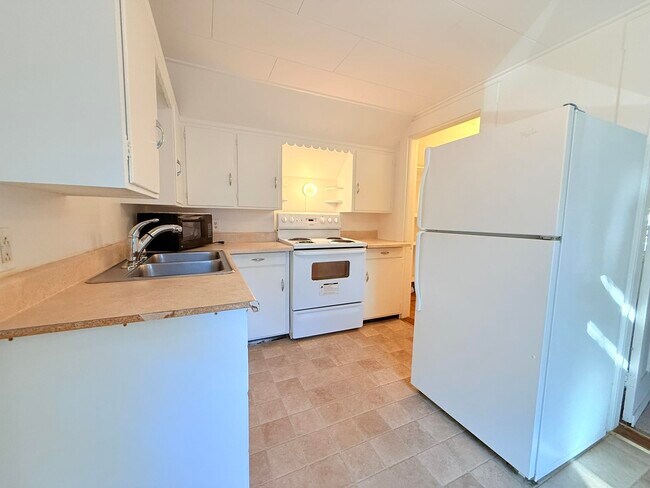 Building Photo - 10 Spruce Ave