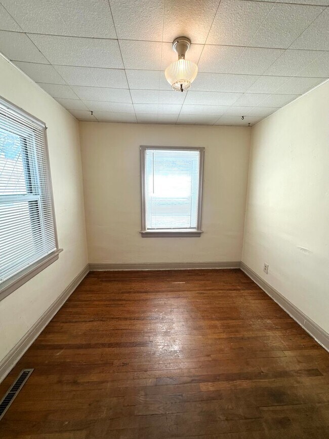 Building Photo - Cute House For Rent!