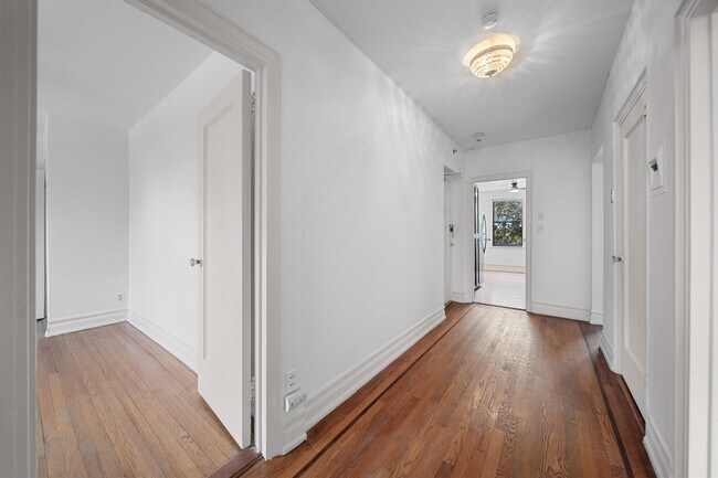 Building Photo - 100 E Palisade Ave