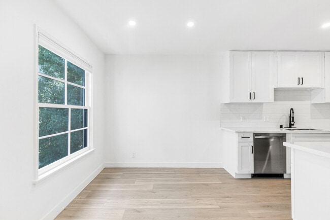 Building Photo - 408 N Maple Dr