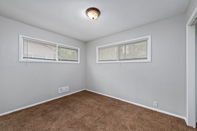 Building Photo - COMING SOON! 5 Bedrooms, 2 Bathrooms in Ka...