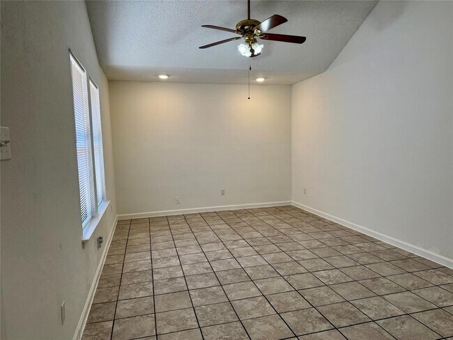 Building Photo - 904 Milford Way