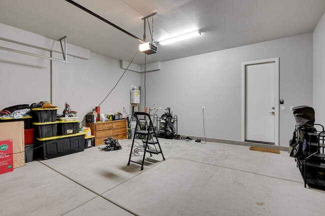 Building Photo - BEAUTIFULLY FULLY FURNISHED 4 BEDROOM 3.5 ...