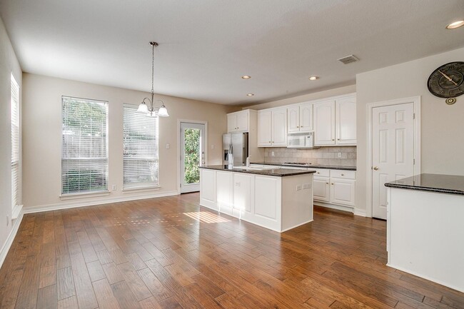 Building Photo - Amazing Town Home in Arlington Heights- We...