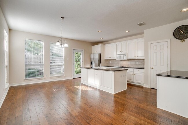 Building Photo - Amazing Town Home in Arlington Heights- West Fort Worth Living- 3 Bed, 2.5 Bath- 76107