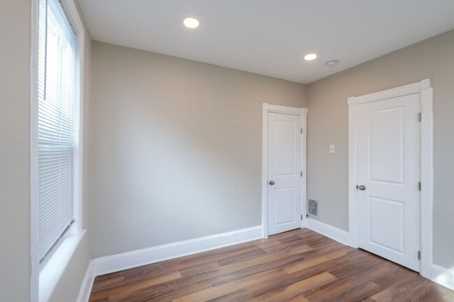 Building Photo - Amazing newly redone large 3 bedroom