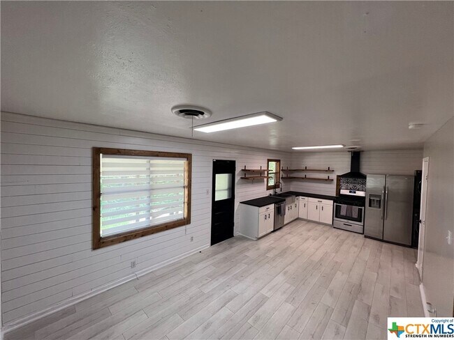 Building Photo - 208 Easy St