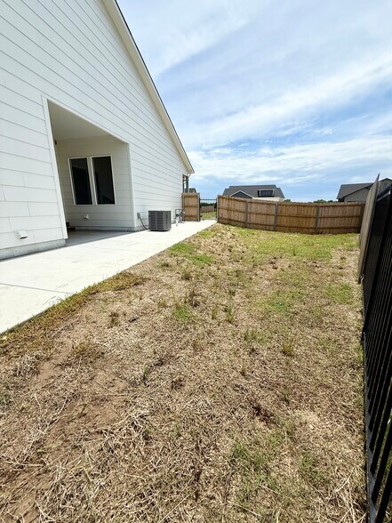 Building Photo - 5270 Pinecrest Ct N