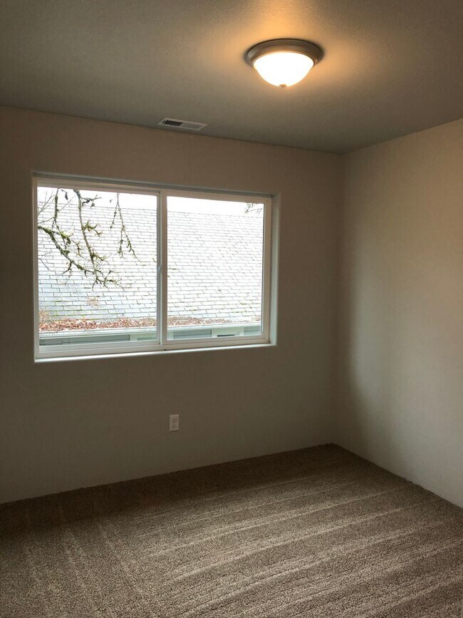Building Photo - Brand new 3 bedroom house in Roseburg