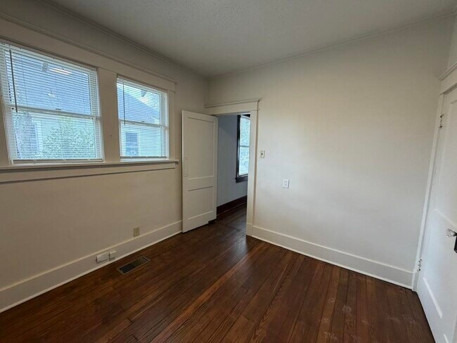 Building Photo - 2109 Felix Ave