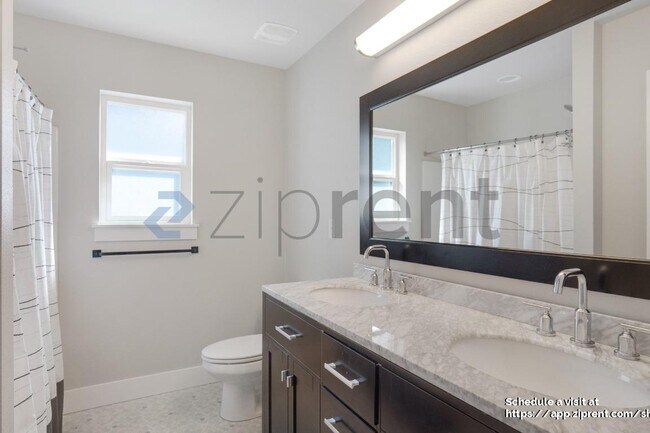 Building Photo - 3422 S 164th St