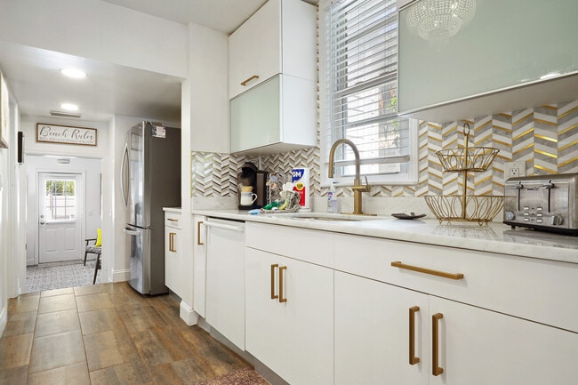Building Photo - 1804 Pass a Grille Way
