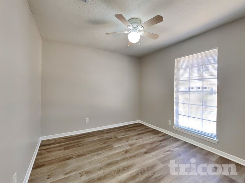 Building Photo - 4427 Oakside Dr