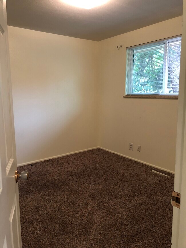 Building Photo - 2250 Grove Cir E