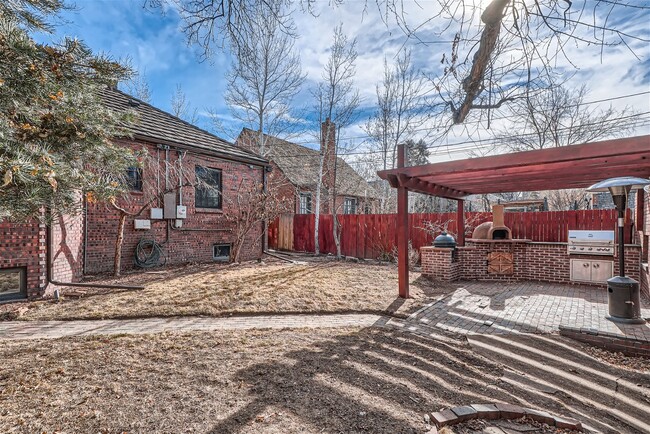 Building Photo - 695 Ash St.