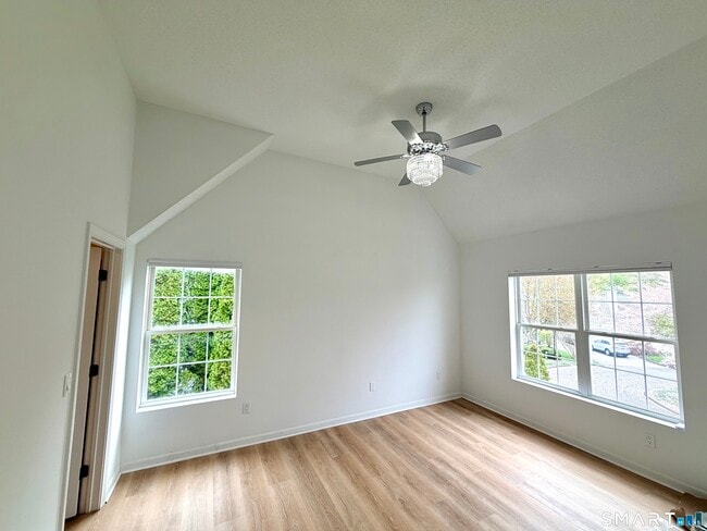 Building Photo - 19 Lakeview Dr