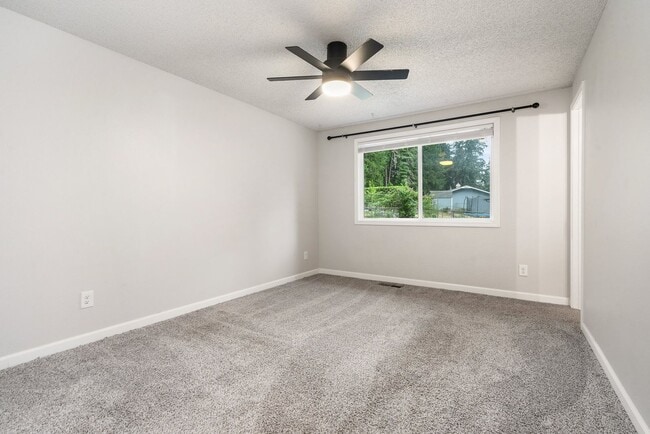 Building Photo - Rambler in Port Orchard with Fenced Yard