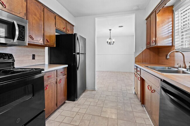 Building Photo - Beautiful Home in Springdale with Sunroom!