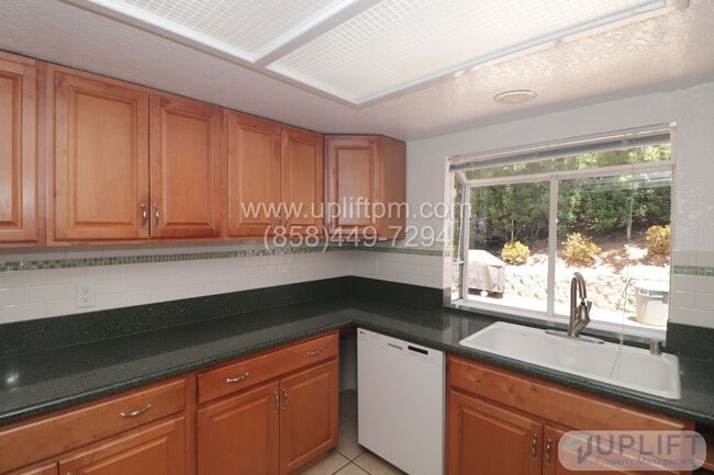 Building Photo - 3 Bedroom 2 Bathroom in Country Estates