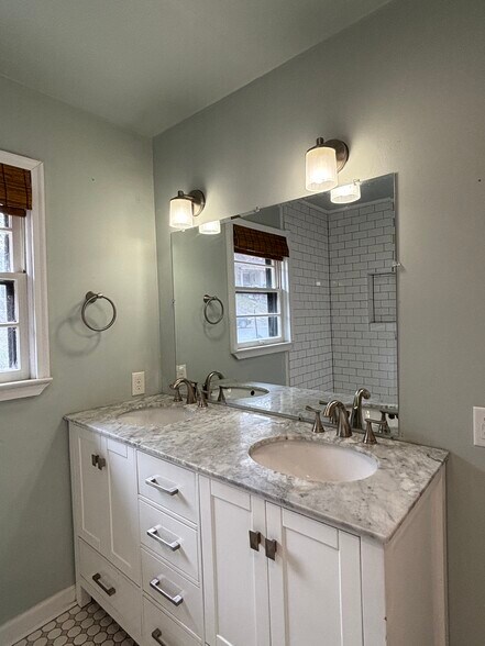 Building Photo - 2100 Durwood Rd