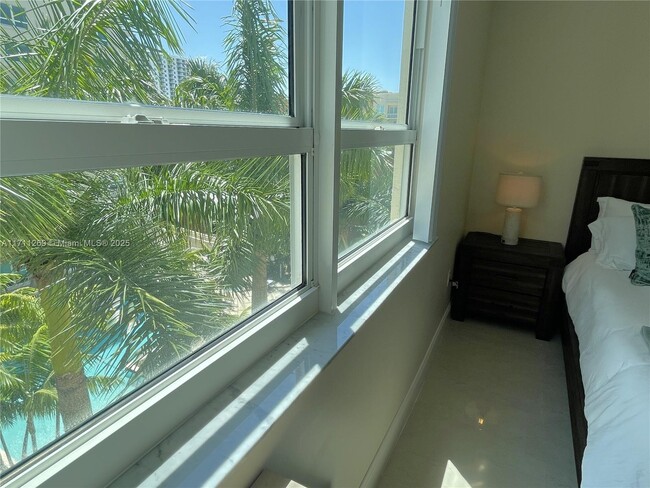 Building Photo - 2000 N Bayshore Dr