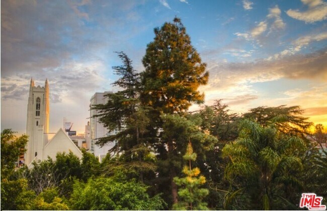 Building Photo - 1920 Hillcrest Rd