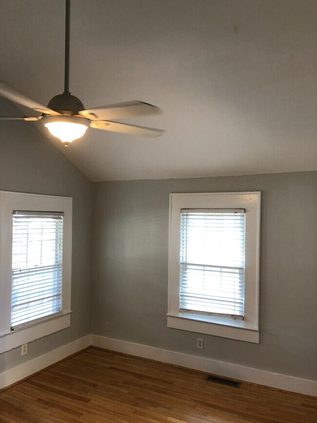 Building Photo - 3bd/2ba w/ Large Front Porch & Backyard in Grant Park!!