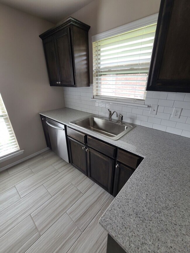 Building Photo - 3 bed 2 bath in Yukon! Stunning finishes, ...