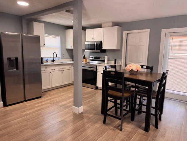 Building Photo - 802 E Emma St