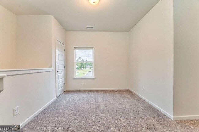 Building Photo - 8 Majestic Oaks Way NE