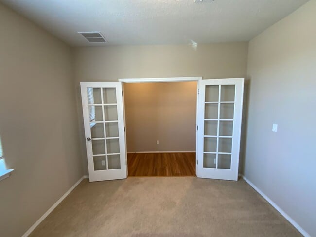 Building Photo - 3 Bedroom Single Story Home in Loma Colora...