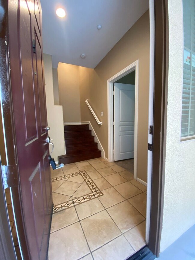 Building Photo - Victoria Gardens Three Bedroom Condo