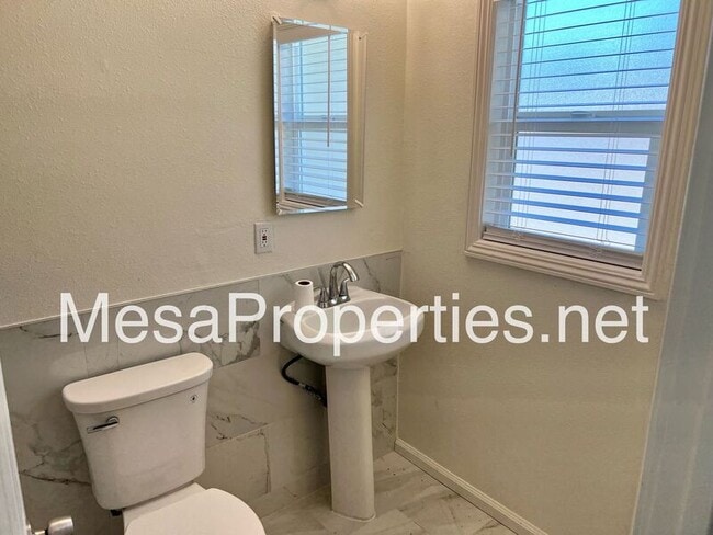 Building Photo - 14798 Ivy Ave