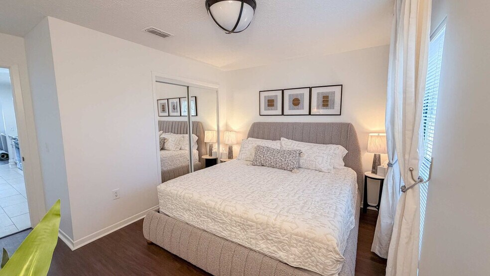 Building Photo - 300 W 23rd Pl