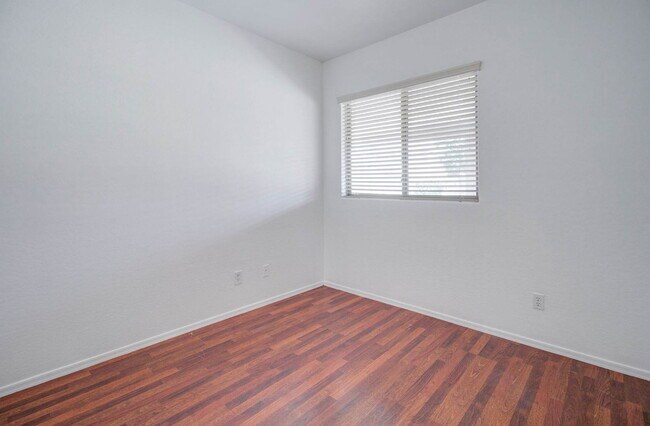 Building Photo - 4836 S Summit Ct