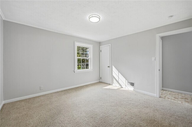 Building Photo - 1060 S Hermitage Rd