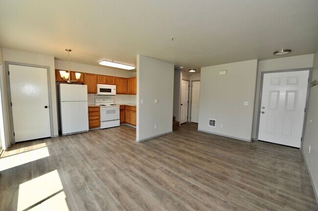 Building Photo - 3 bed 2 bath townhome