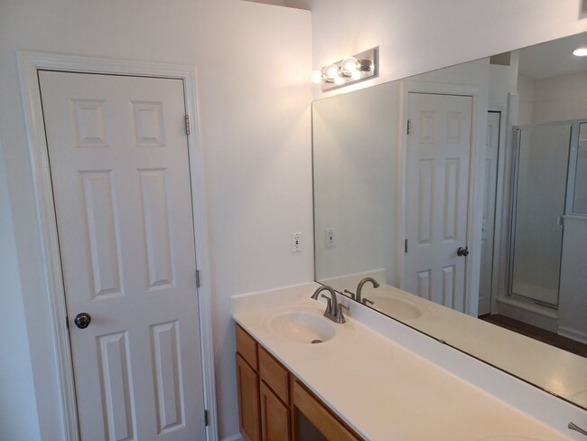 Building Photo - Large 3 BR 2 BA Rental in Desirable Area