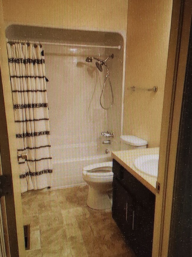 Building Photo - 2 BED WESTMOOR CONDO
