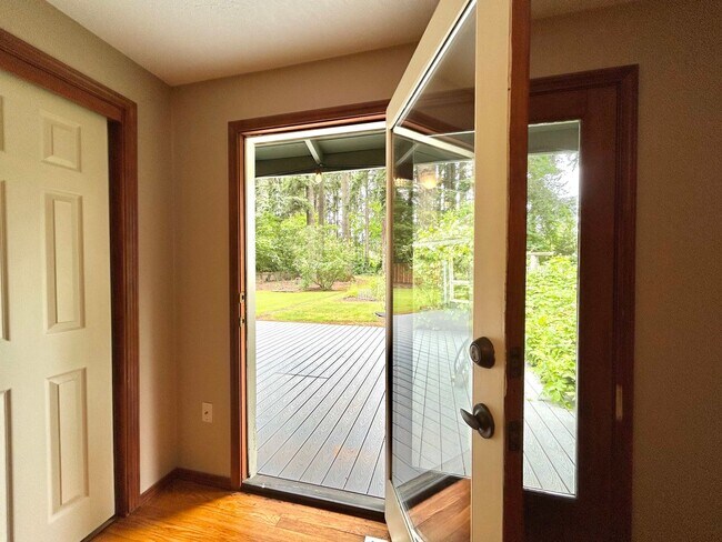 Building Photo - Tranquil Environment: 3 Bed, 1 Bath House