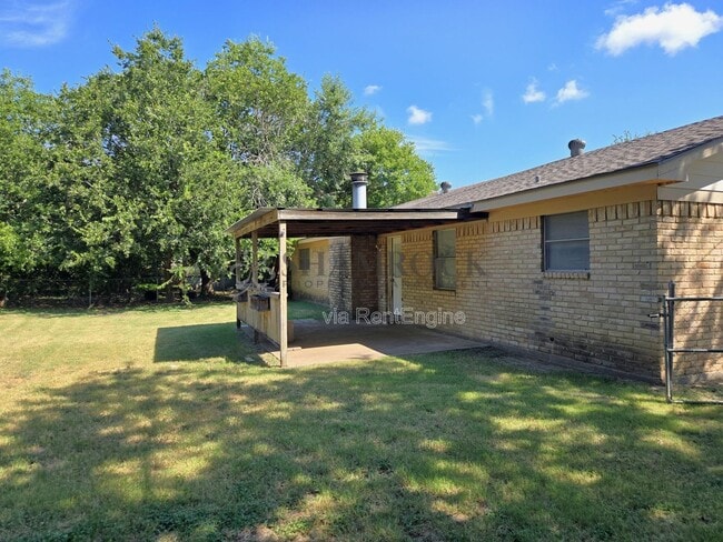 Building Photo - 313 Travis Ln