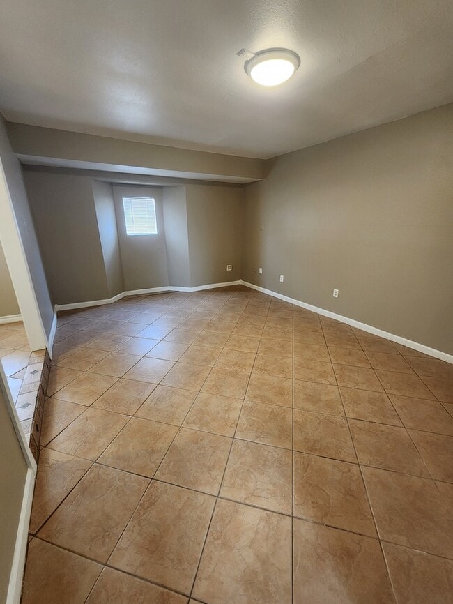 Building Photo - 3 bed 2 bath home, move in ready!